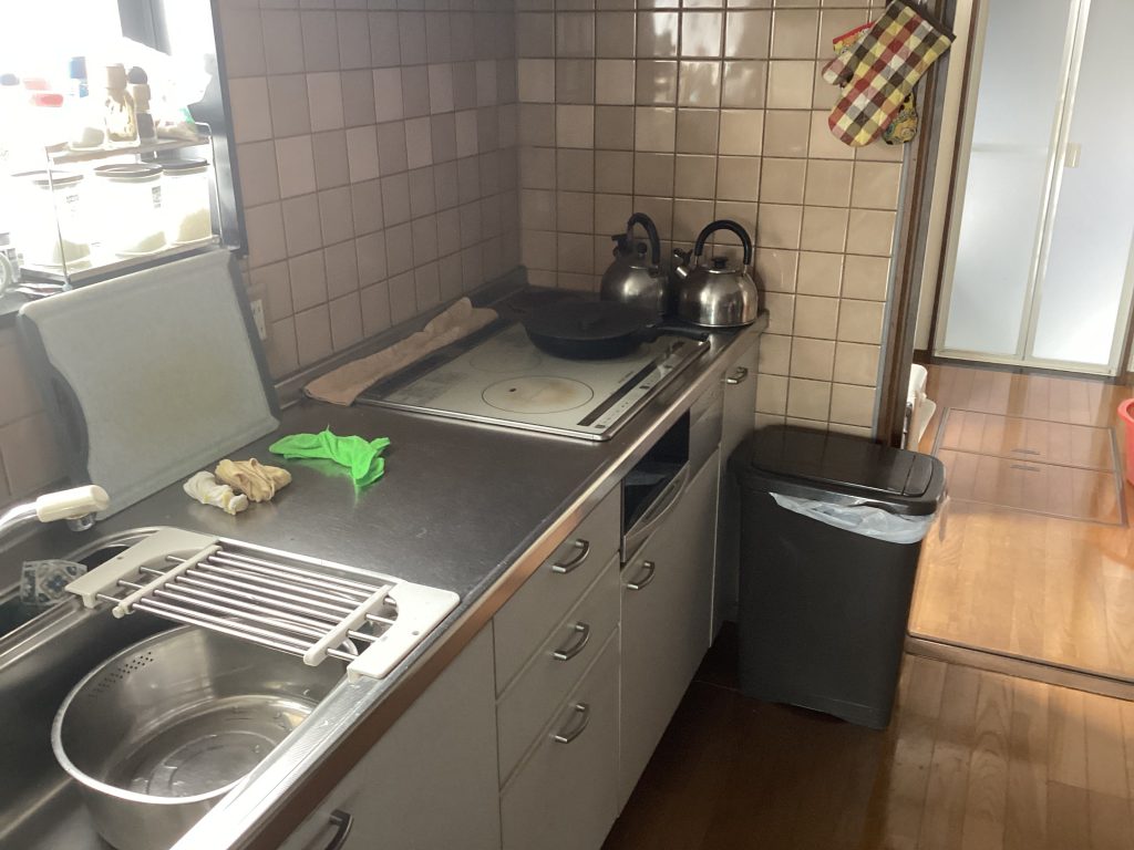 お手入れ簡単なキッチンと食器収納棚の設置【10210】