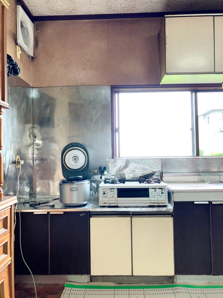 窓・外壁を触らず、コンロ前を耐火壁に変更したキッチンリフォーム【10237】