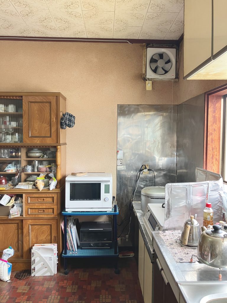 窓・外壁を触らず、コンロ前を耐火壁に変更したキッチンリフォーム【10237】