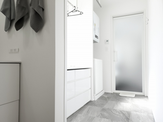 脱衣室をじんわり暖めるスリムな暖房機「Hotウォール」を紹介！【施工例あり】