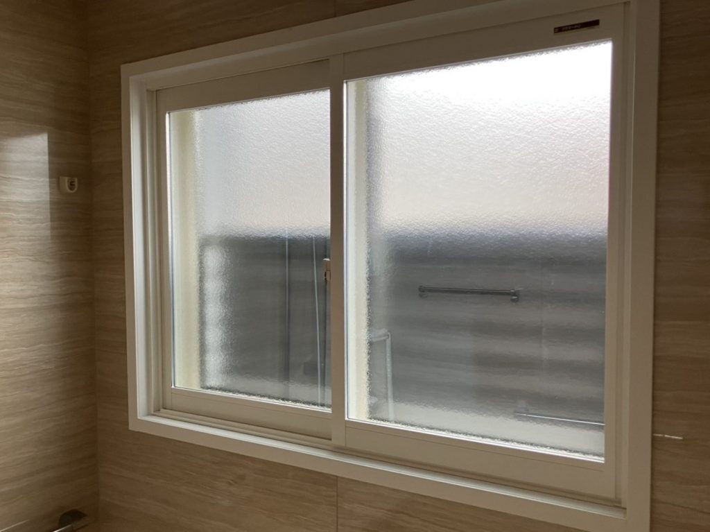 住まいの気になる部分をまとめてリフォーム(内窓・浴室暖房・玄関扉など)【10239】