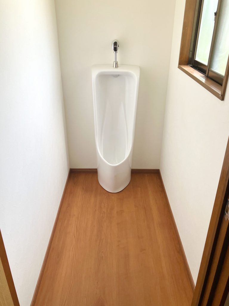 【砺波市施工例】和式便器から男性小便器への交換工事とタイル内装のリフォーム【10240】