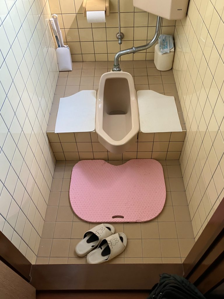 【砺波市施工例】和式便器から男性小便器への交換工事とタイル内装のリフォーム【10240】