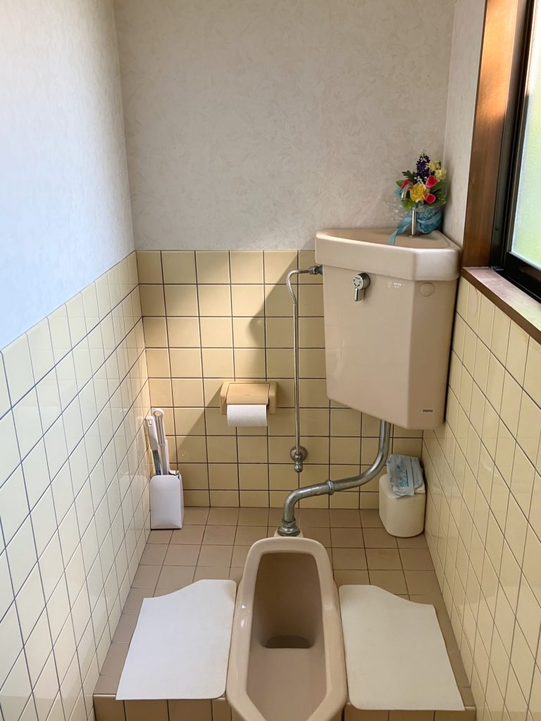 【砺波市施工例】和式便器から男性小便器への交換工事とタイル内装のリフォーム【10240】